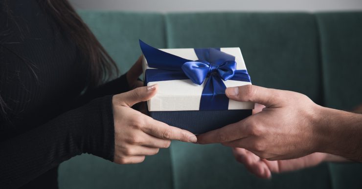 4 Tips to Boost Employee Morale Through Innovative Corporate Gifts